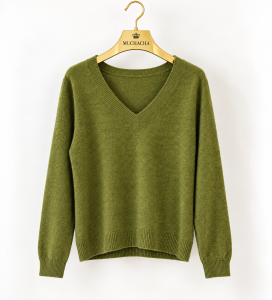 275 Sweter damski z dekoltem w serek – oliwkowa zieleń.png